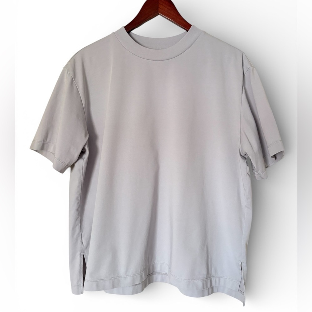 Like new Uniqlo women's Alrism short sleeves relaxed t-shirt size L 70% cotton